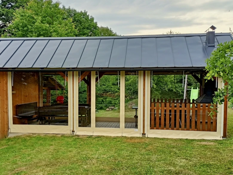Pergola s textilním stínováním v zahradě