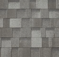 Detail šedých střešních šindelů na skloněné střechy.