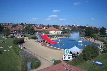 Venkovní plavecký bazén s kluzáky v Bojkovicích.