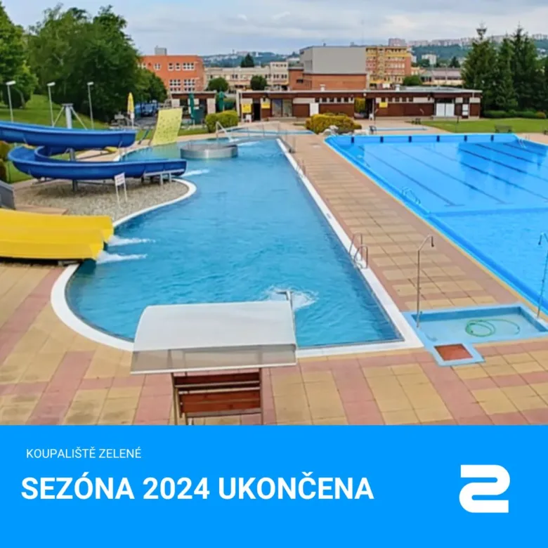 Venkovní bazén v koupališti Zelené s vodními skluzavkami.
