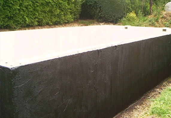 Hotový betonový bazén postavený vlastními rukama na zahradě.