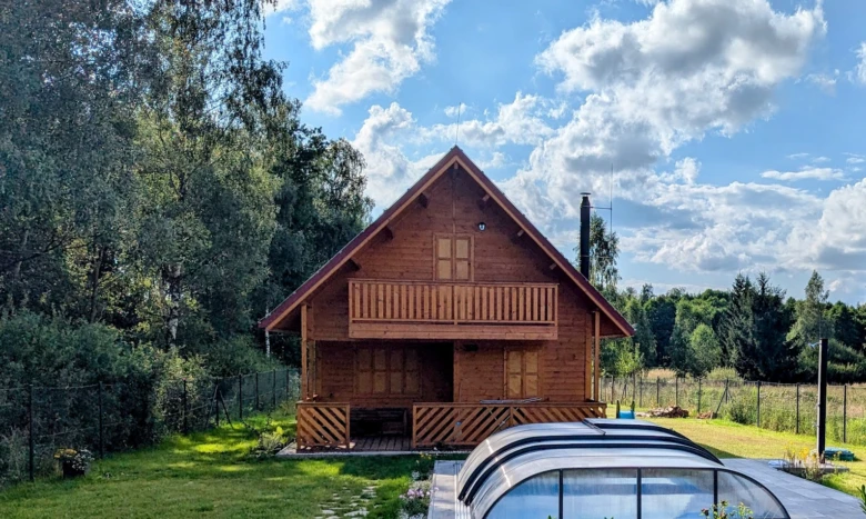 Dřevěná chata pro celoroční bydlení uprostřed přírody.