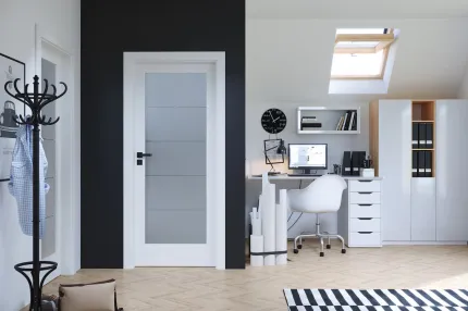 Bílá interiérová dveře s matným sklem v moderním prostoru.