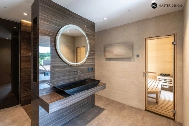 Moderní koupelna s přístupem do sauny v designovém dvougeneračním domě.