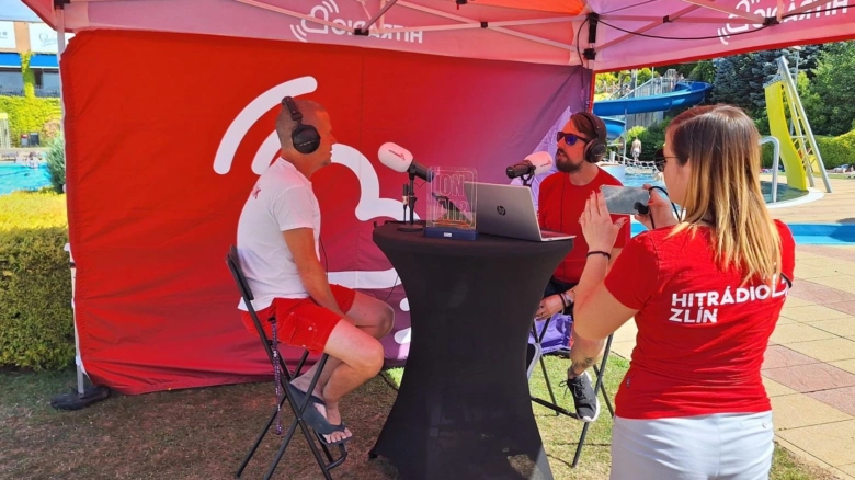 Radio HIT RÁDIO Zlín vysílá z bazénu na venku.