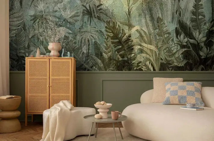 Modern interiér s olivově zelenou stěnou a tropickou tapetou.