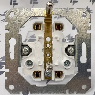 Zadní strana elektrické zásuvky s viditelnými kontakty pro připojení vodičů.