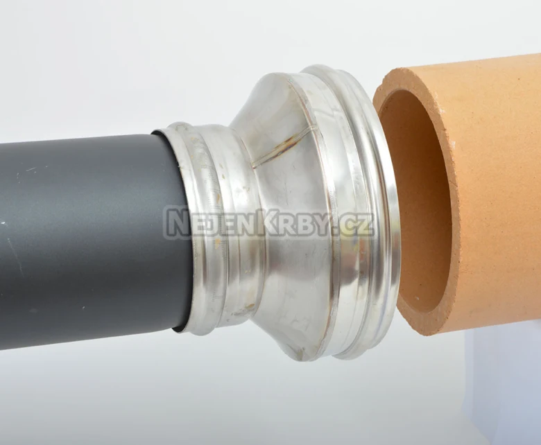 Připojení kouřovodu do komína pomocí kovového adaptéru