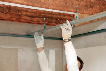 Instalace kovového rámu pro sádrokartonový podhled.