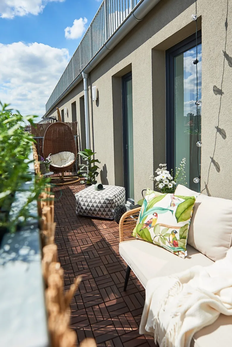 Inspirativní balkon s dřevěnou podlahou na paneláku.