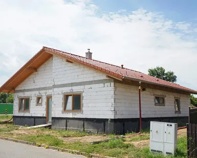Rodinný dům s izolačními panely během zateplování.
