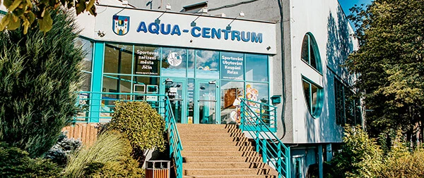 Vstup do plaveckého bazénu v Jičíně s názvem AQUA-CENTRUM.