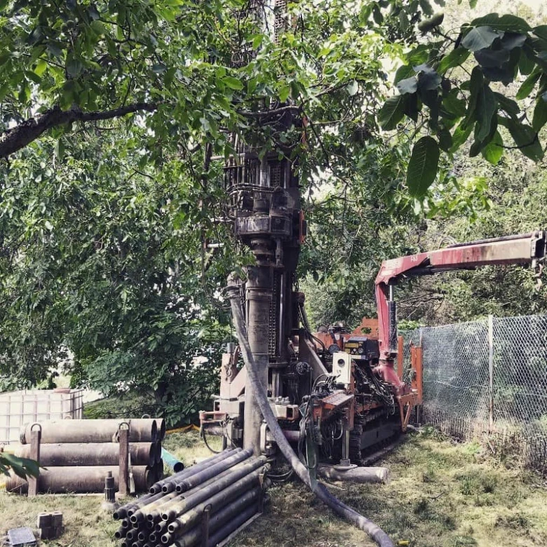 Vrtací stroj pro instalaci tepelného čerpadla země-voda s vrtem.