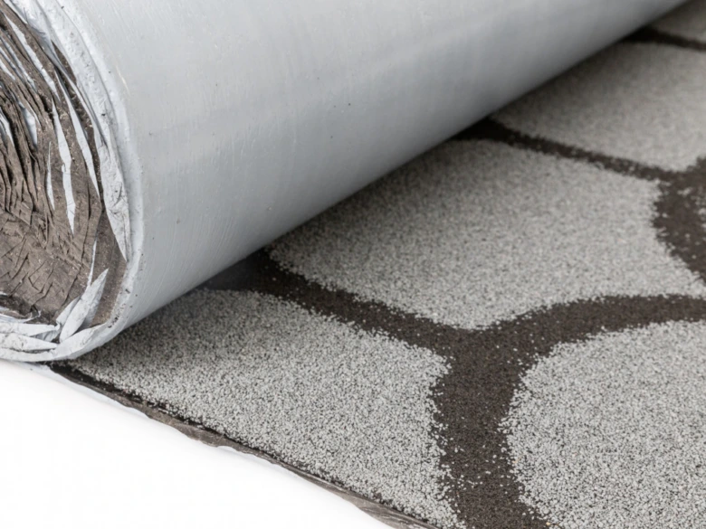 Svinutý podkladový materiál pro šindel s texturovanou povrchovou vrstvou.