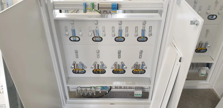 Vnitřní část elektrického rozvaděče s uspořenými vodiči.
