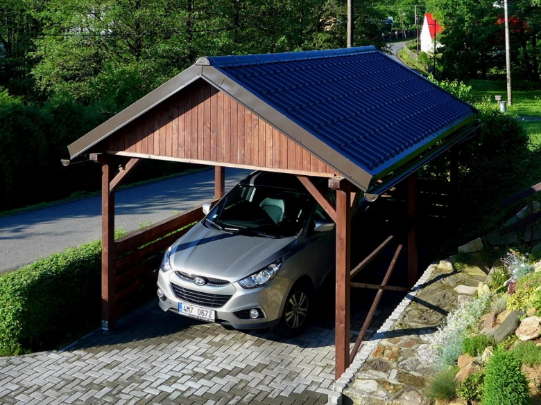 Dřevěný přístřešek pro auto s fotovoltaickou střechou.