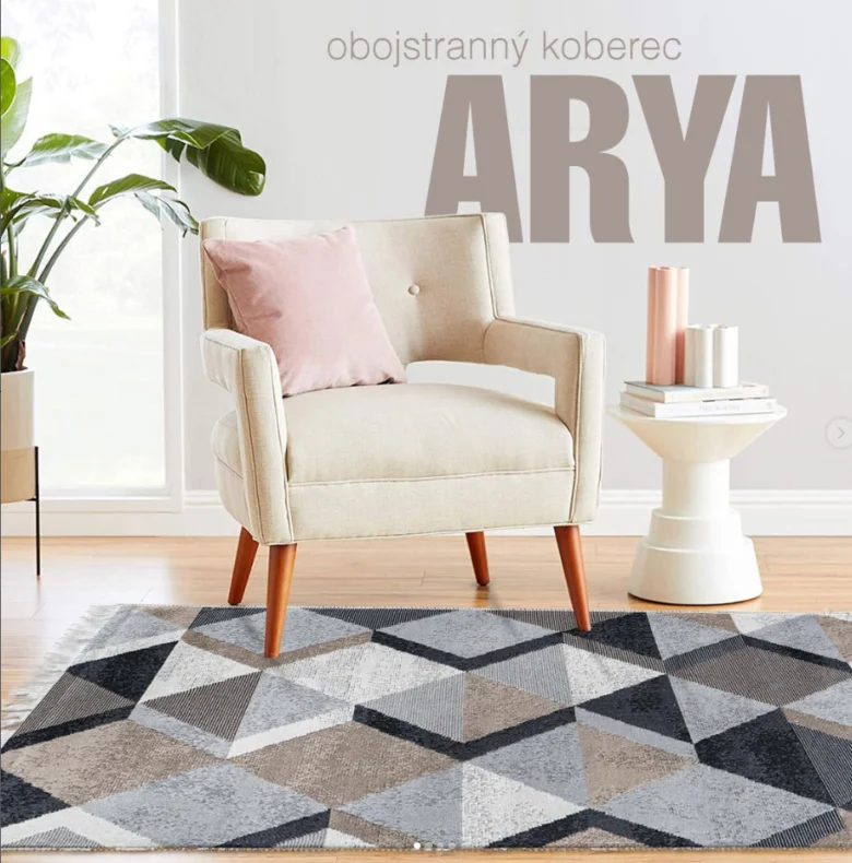 Moderní geometrický koberec v obývacím pokoji s pohovkou.