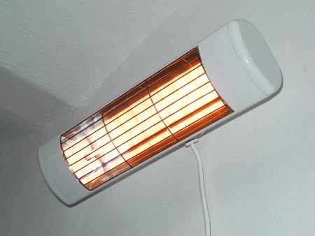 Bílý elektrický přímotop s viditelnými topnými prvky na zdi.