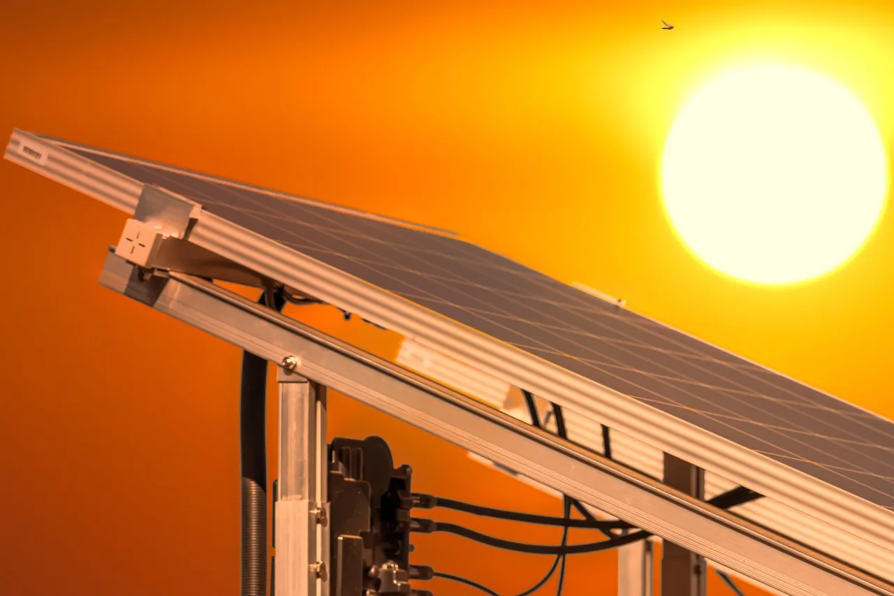 Fotovoltaický panel na pozadí západu slunce