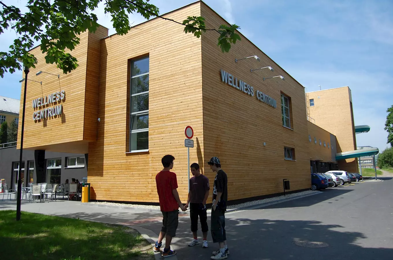 Modern wellness centrum v Bruntále s venkovním parkovištěm.