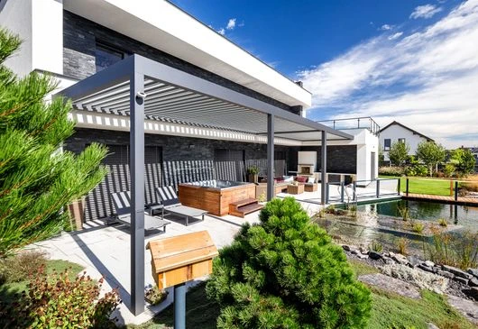 Moderní hliníková pergola s venkovním sedacím prostorem.