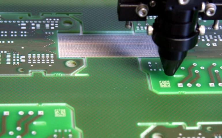 Automatizovaný proces výroby elektronických desek s použitím lasru.
