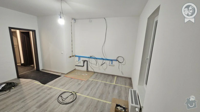 Elektrická instalace v průběhu rekonstrukce bytu s viditelnými kabely.