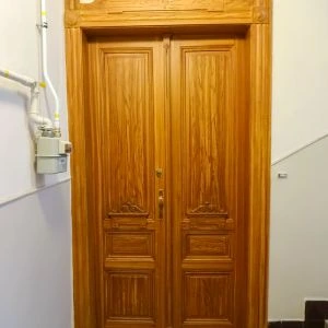 Dveře z dřeva po renovaci v interiéru domu.