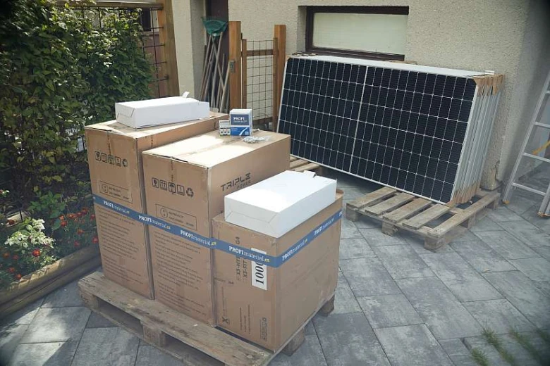 Solární panely na paletě s krabicemi pro domácí instalaci.