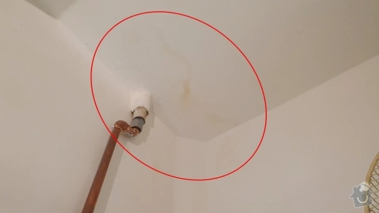 Vlhkost na stropě u potrubí v Praze po malování