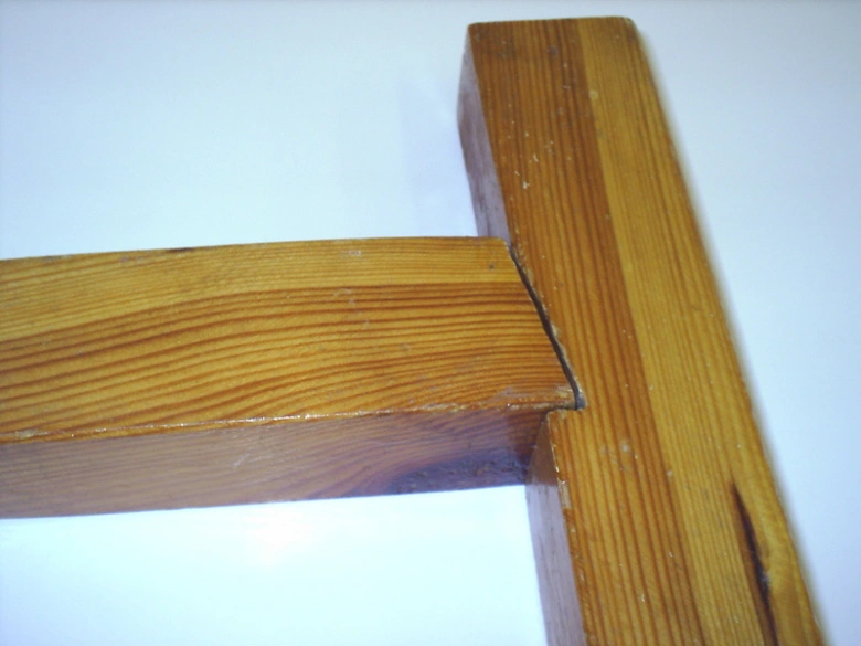 Detail dřevěného spoje dvou trámů v konstrukci