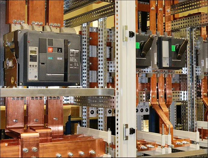Průmyslové elektrické rozváděče s měděnými sběrnými lištami.
