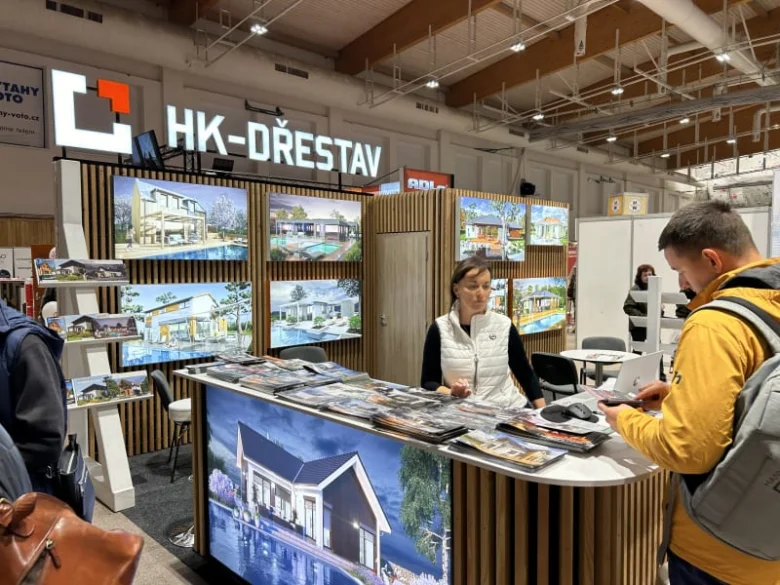 Stánek s projekty moderních domů na výstavbě.