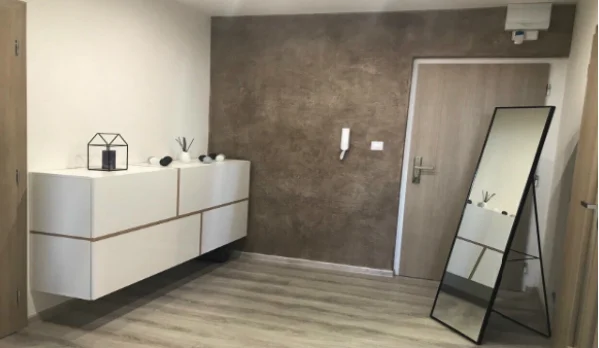 Interiér s akcentovou zdí v betonu pro betonovou stěrku