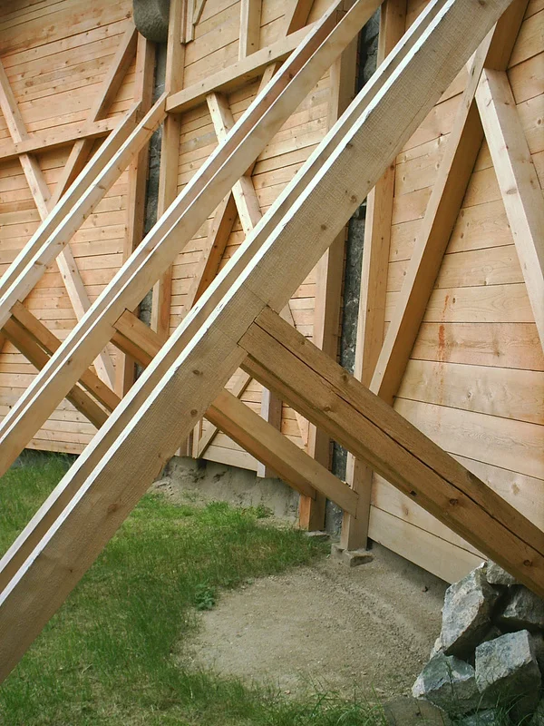 Dřevěná konstrukce s tesanými spoji v budovách.