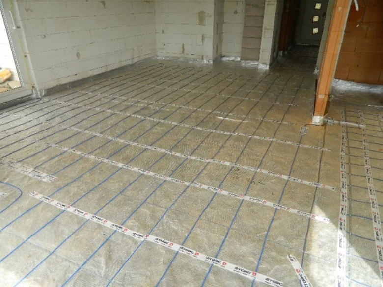 Příprava podlahy s tepelným systémem před nalitím betonu.